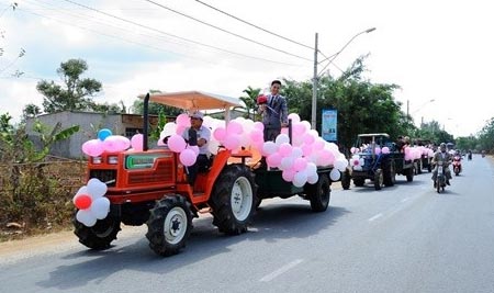 Đoàn rước dâu bằng máy cày gắn 1.000 quả bóng bay ở Tây Nguyên