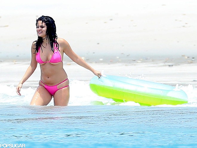 Selena Gomez mặc bikini để lộ thân hình phát phì