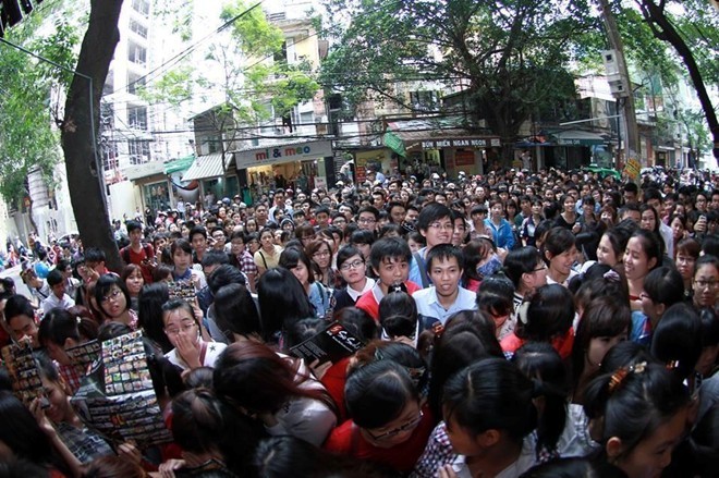 Hình ảnh phản cảm của người Việt trong sự kiện miễn phí