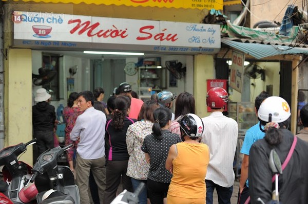 Người Hà Nội xếp hàng mua bánh trôi, bánh chay đón Tết Hàn thực