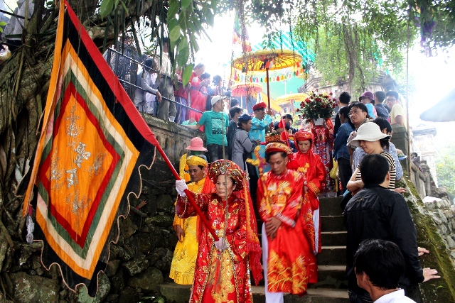 Lễ hội Điện Hòn Chén thu hút hàng vạn người dân thập phương