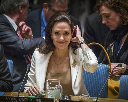 Angelina Jolie xinh đẹp và tự tin trên ghế đại biểu LHQ