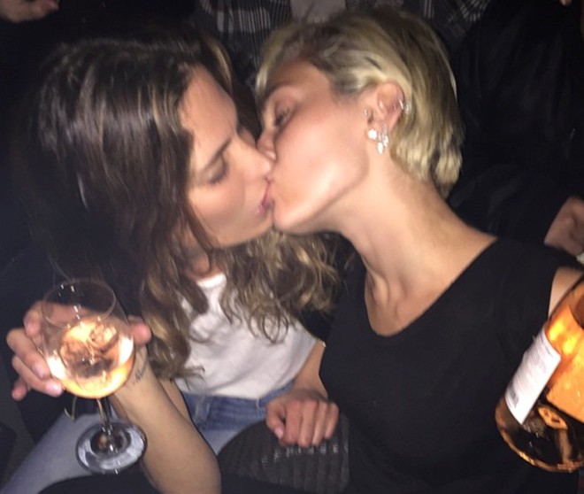 Miley Cyrus hôn bạn gái sau khi chia tay người yêu