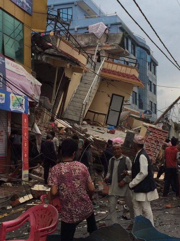 Nhà cửa biến dạng sau trận động đất 7,9 độ Richter ở Nepal