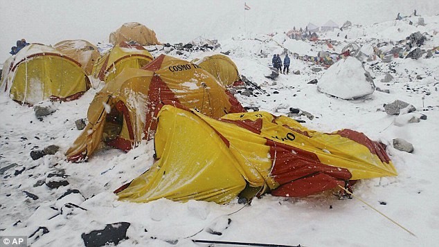 Núi Everest như 'bãi chiến trường' sau động đất, lở tuyết