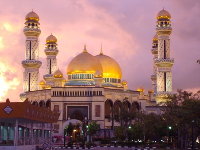 Choáng ngợp trước sự giàu có của “xứ sở dầu mỏ” Brunei