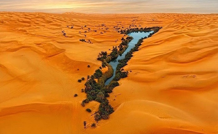 Vẻ đẹp mê hồn của những hồ nước nằm giữa sa mạc