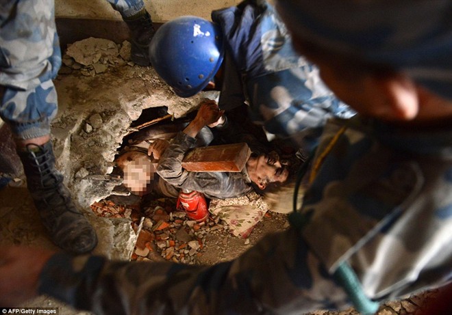 Bức hình ám ảnh về ranh giới sinh tử trong động đất Nepal