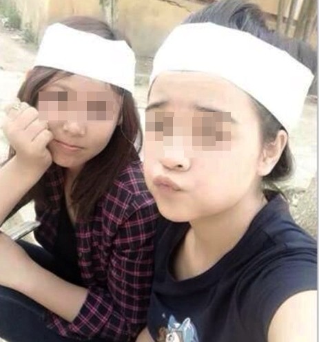 Hai thiếu nữ quấn khăn tang chụp ảnh tự sướng mong tha thứ