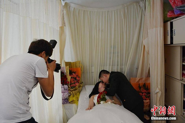 Chụp ảnh cưới với bạn gái bị ung thư ngay trên giường bệnh