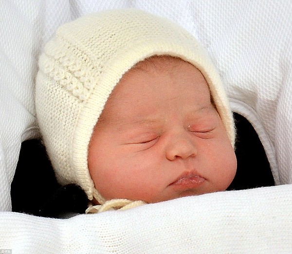 Hoàng gia Anh công bố tên của tiểu Công chúa là Charlotte Elizabeth Diana
