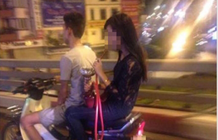 Cô gái trẻ ngồi sau xe máy hút shisha gây "bão" cộng đồng mạng