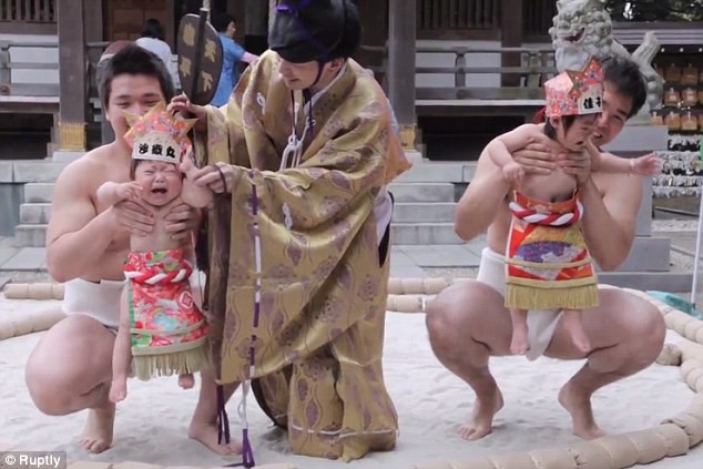 Sumo thi dọa trẻ em ở Nhật Bản