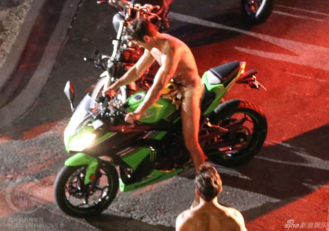 Zac Efron gây chú ý với loạt ảnh mặc quần lót cưỡi motor
