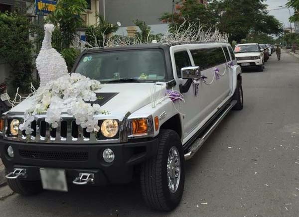 Dàn rước dâu dùng "xế khủng" Hummer H3 Limousine làm xe hoa