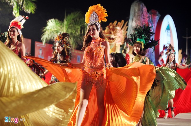 Hàng nghìn người tham dự đêm hội Carnaval Hạ Long