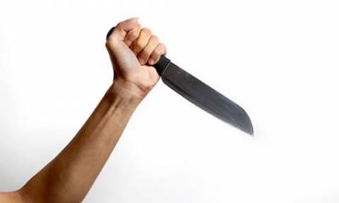 Đang ăn cơm, bé gái 4 tuổi bị bố đẻ dùng dao cứa cổ