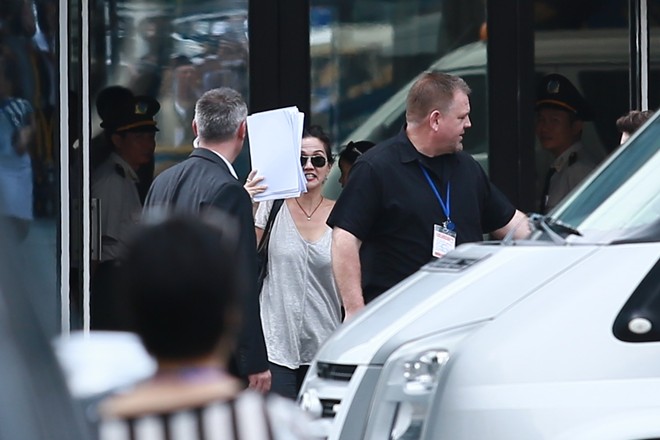 Katy Perry đánh lạc hướng fan Việt ở sân bay Tân Sơn Nhất