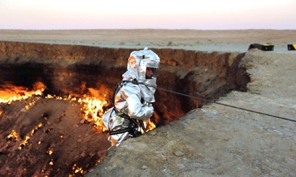 Kinh hãi cảnh liều mạng đi vào “cổng địa ngục” nóng 1.000 độ C để thám hiểm