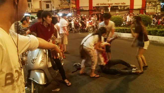Hai thanh niên bị đâm chết tại quán cà phê ở Sài Gòn