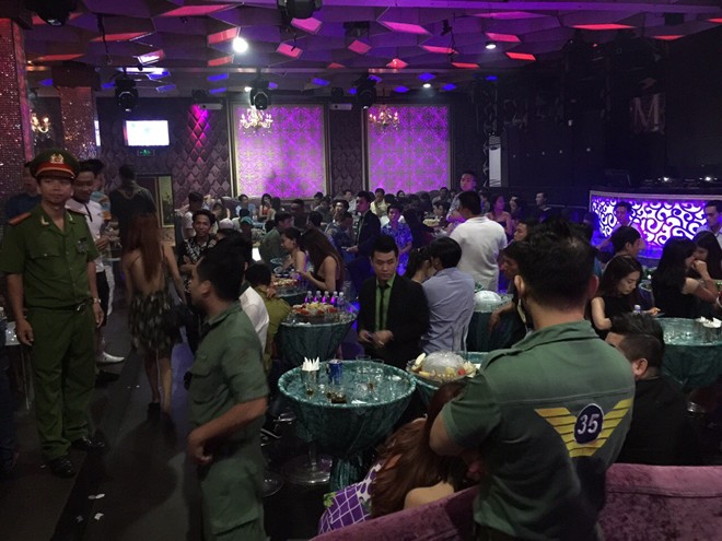100 cảnh sát ập vào quán bar ở Sài Gòn