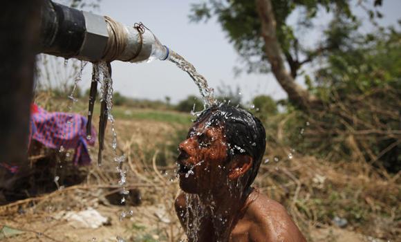 Hình ảnh người dân Ấn Độ gồng mình chống chọi với cái nóng 50 độ C