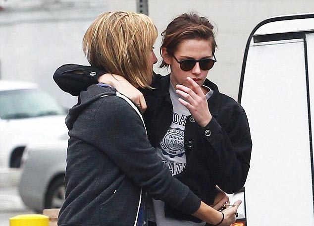 Kristen Stewart thân mật với bạn gái trên phố