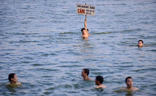 Hà Nội nóng 40 độ C, hồ nước thành bãi tắm