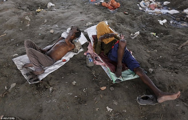 Người Ấn ngủ ở đáy sông cạn tránh nóng 50 độ C