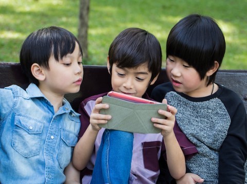 Trẻ em dùng iPad, smartphone: Đâu là điểm dừng?