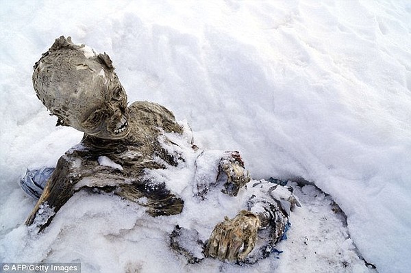 Bí ẩn xác ướp "tắm mình" trong sông băng trên núi
