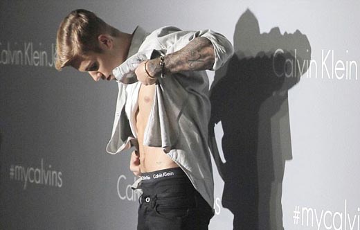 Justin Bieber vén áo, khoe bụng 6 múi tại Hong Kong