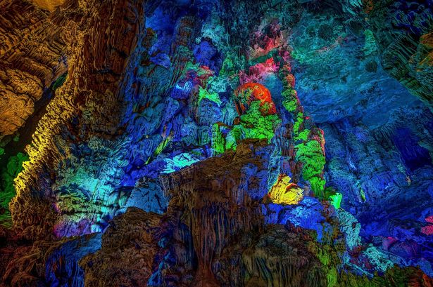 Vẻ đẹp lạ lùng của hang động sặc sỡ nhất thế giới