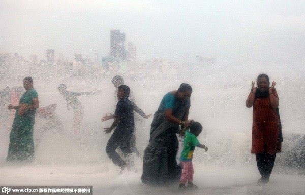 Sau những ngày nắng nóng gần 50 độ C, người Ấn Độ vui sướng với trận mưa lớn