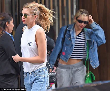 Miley Cyrus bị bắt gặp rời khách sạn cùng bạn gái