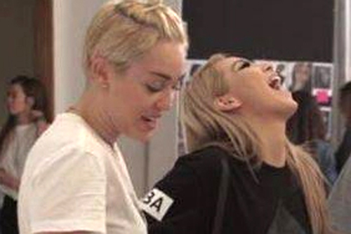CL khoe ảnh bên Miley Cyrus