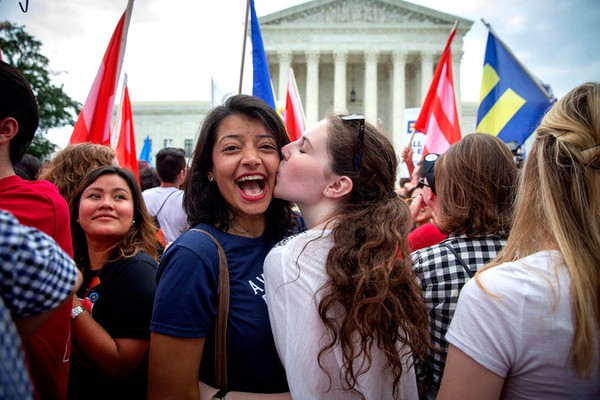 Những nụ hôn lãng mạn nhất trong ngày lịch sử của cộng đồng LGBT Mỹ