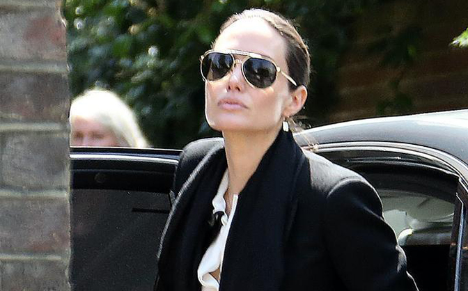 Angelina Jolie - Brad Pitt dùng tiệc trà cùng gia đình Hoàng tử William