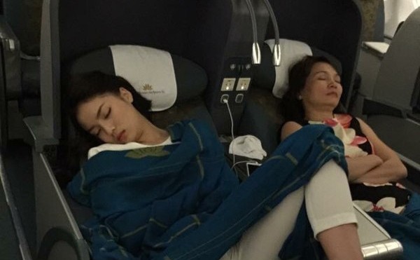 Dáng ngủ "khó đỡ" của Hoa hậu Kỳ Duyên trên máy bay gây tranh cãi gay gắt