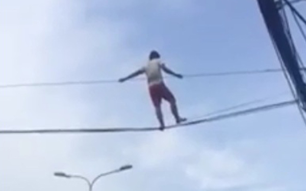 Clip nam thanh niên đu dây điện ở Sài Gòn khiến dân tình "sững sờ"