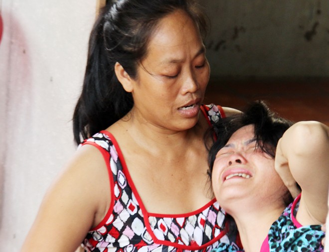 Mẹ nghi can vụ thảm sát ở Bình Phước liên tục ngất xỉu