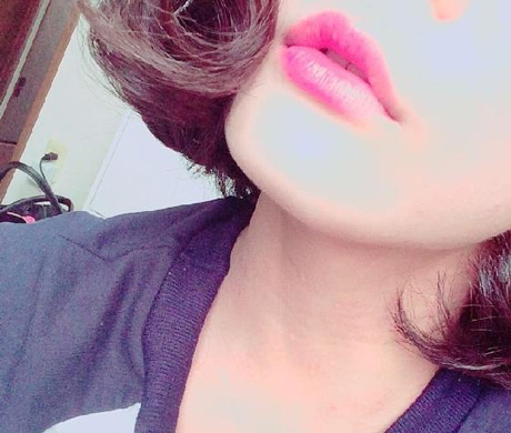 Nữ sinh Nhật rộ trào lưu giấu mặt, khoe môi gợi cảm