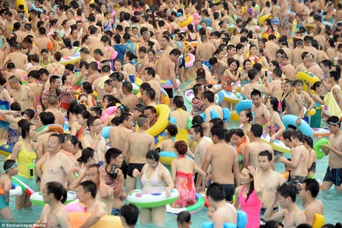 "Choáng" cảnh gần 10.000 người chen nhau lội trong hồ bơi tránh nóng
