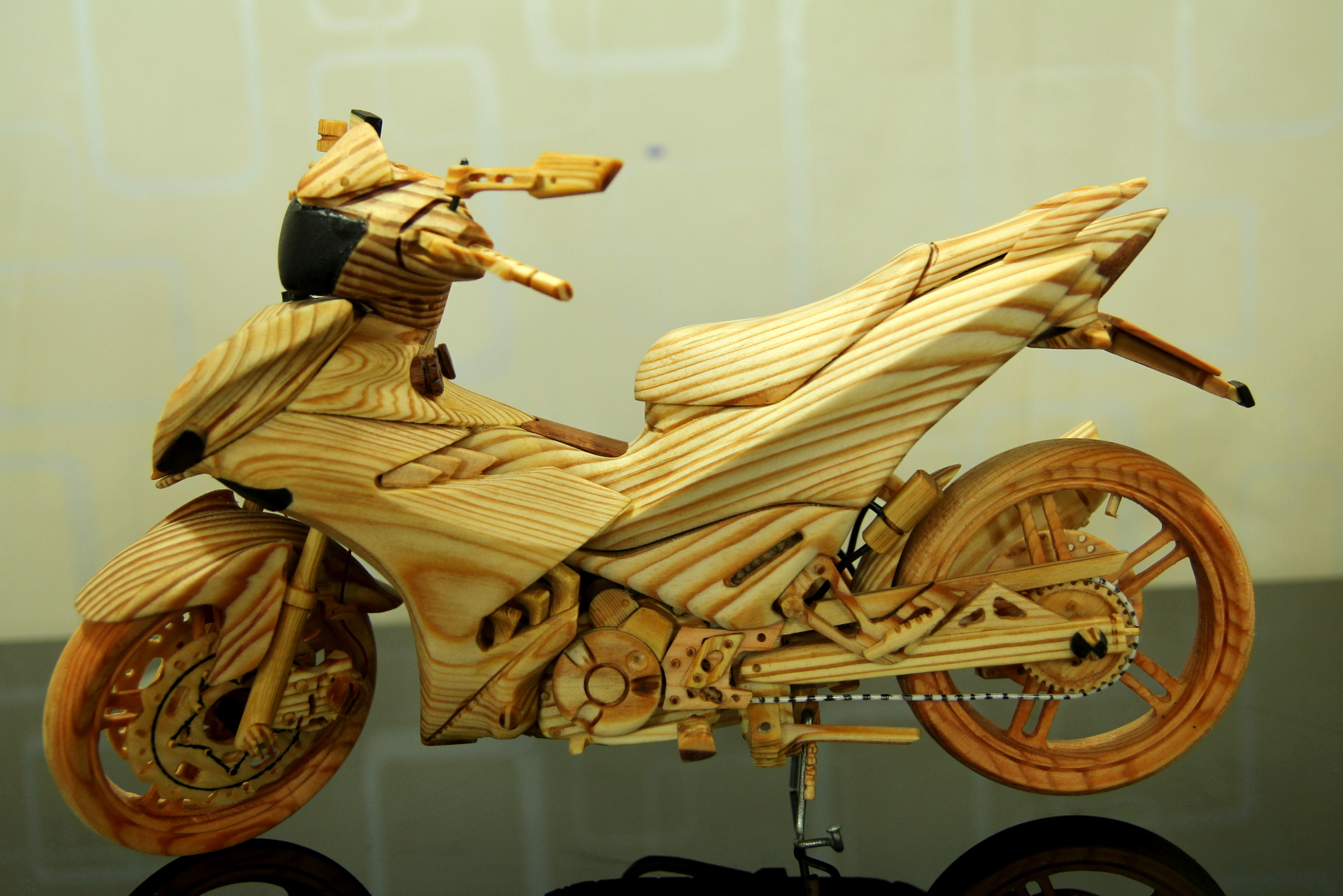 Mô hình Exciter 150 bằng gỗ của biker Sài Gòn