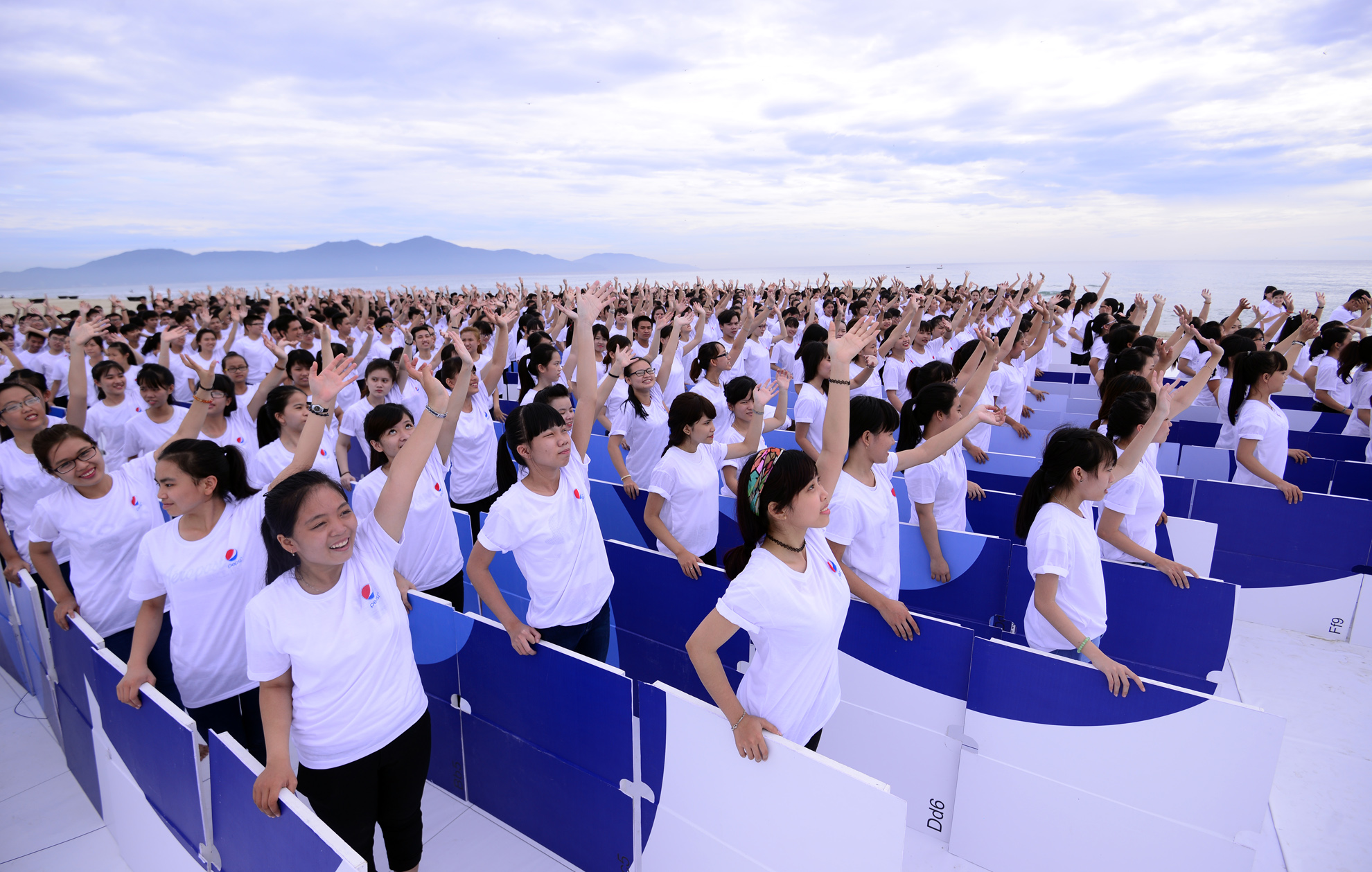700 bạn trẻ xếp hình biểu tượng hòa bình tại Đà Nẵng