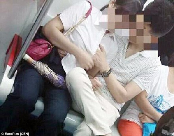 Chàng trai thản nhiên sờ ngực bạn gái trên tàu điện ngầm