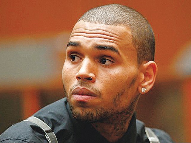 Chris Brown bị cấm rời Philippines vì kiện tụng hợp đồng