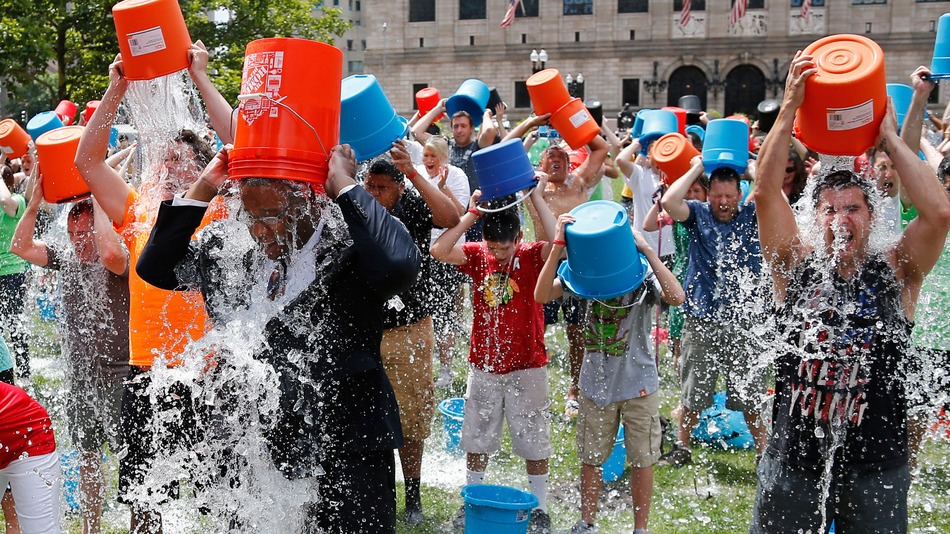 Thử thách dội nước thu về 115 triệu USD làm từ thiện