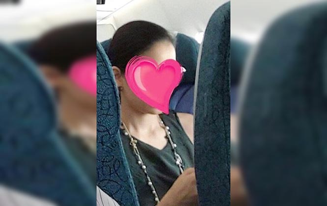 Dailymail bất ngờ đưa tin vụ ca sĩ Việt cho con trai tiểu vào túi nôn trên máy bay