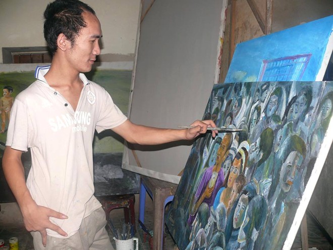 Chàng họa sĩ khuyết tật "múa cọ" bằng tay trái